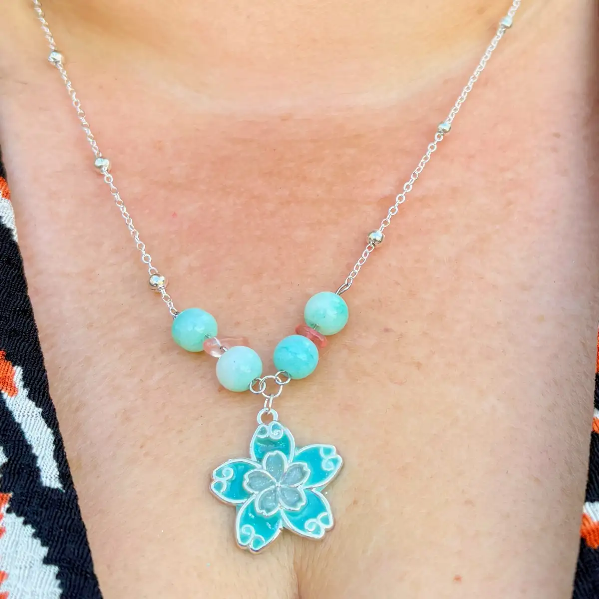 Eclosion céleste - Collier fleur en résine et simili cuir avec calcite et quartz rose naturels  fait main