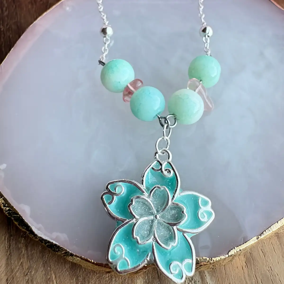 Eclosion céleste - Collier fleur en résine et simili cuir avec calcite et quartz rose naturels  fait main