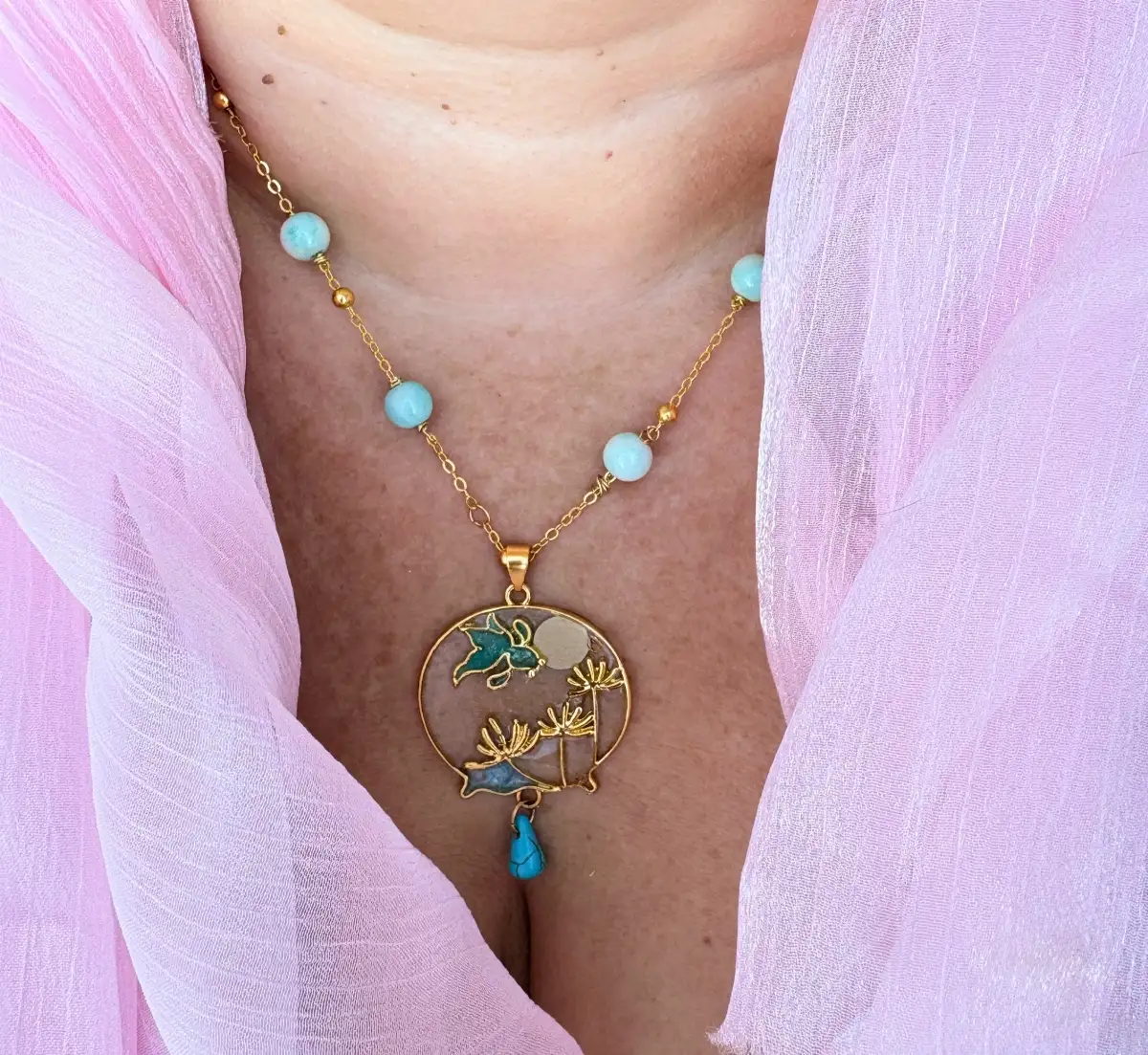 Brise d'azur - Collier libellule turquoise en acier inoxydable, perles naturelles et pendentif poétique