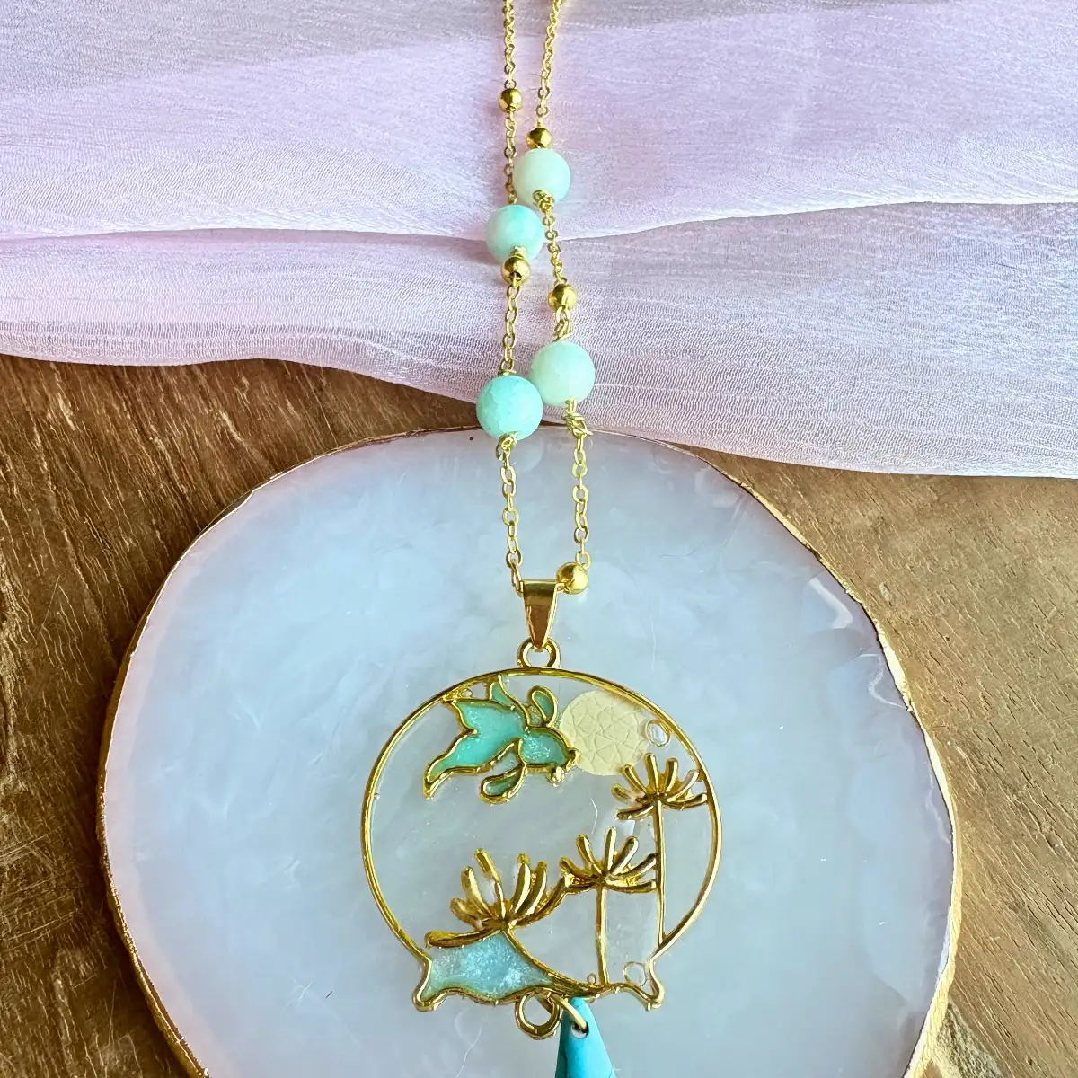 Brise d'azur - Collier libellule turquoise en acier inoxydable, perles naturelles et pendentif poétique