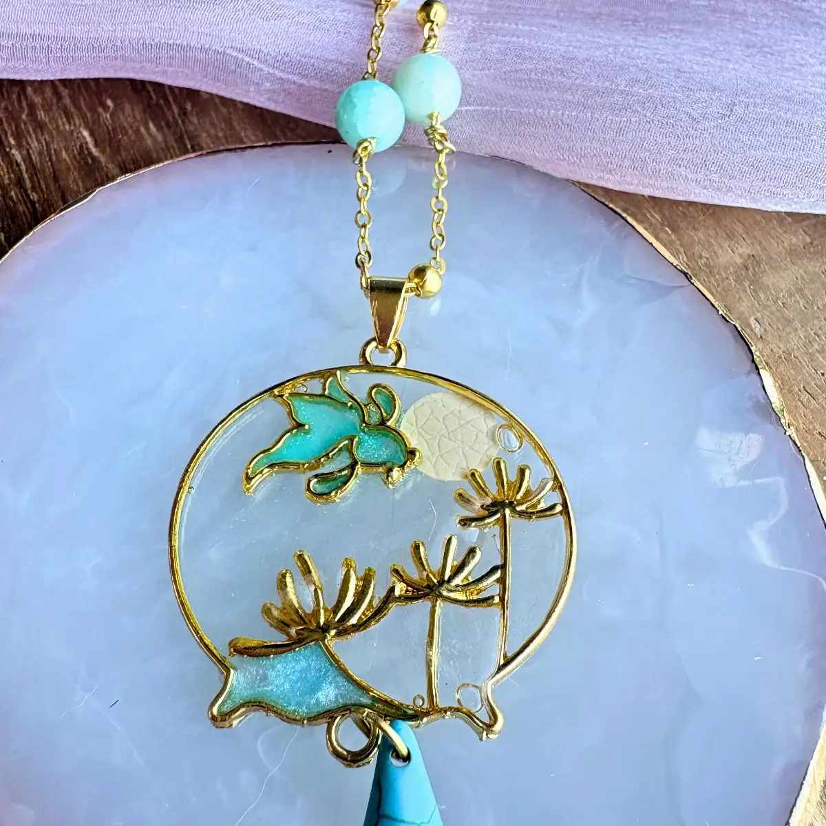 Brise d'azur - Collier libellule turquoise en acier inoxydable, perles naturelles et pendentif poétique