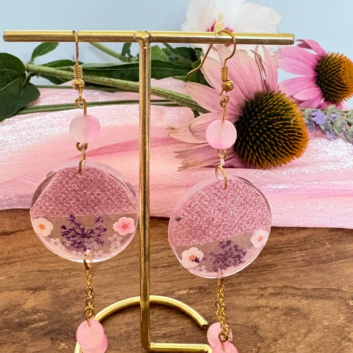 Boucles d'oreilles artisanales « Éclat Fleuri Rose » en résine fleurs séchées simili cuir rose pailleté