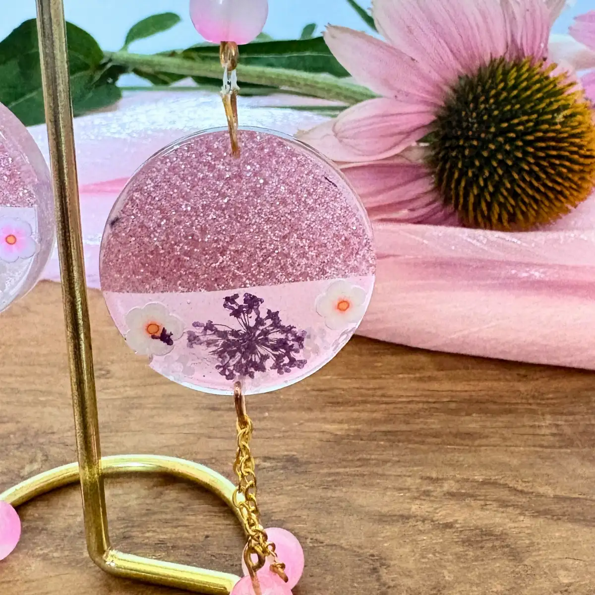 Boucles d'oreilles artisanales « Éclat Fleuri Rose » en résine fleurs séchées simili cuir rose pailleté
