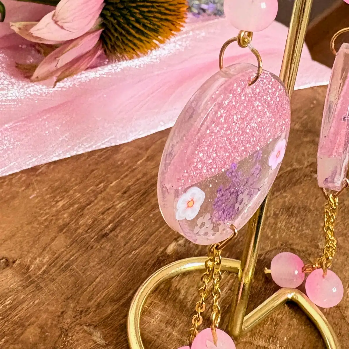 Boucles d'oreilles artisanales « Éclat Fleuri Rose » en résine fleurs séchées simili cuir rose pailleté