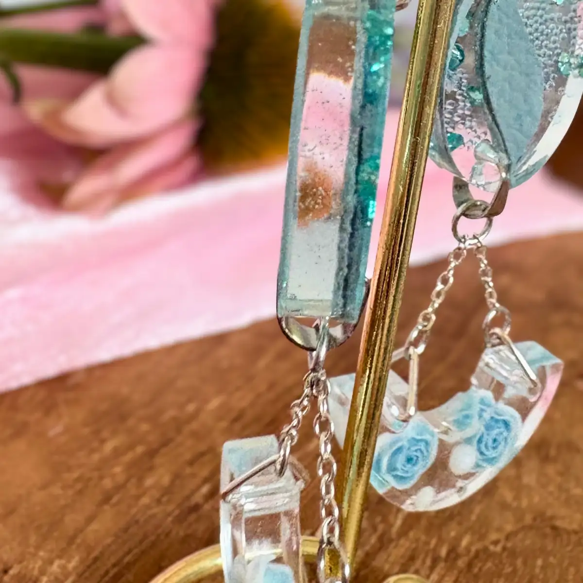 Boucles d'oreilles artisanale « Rosée Bleue » en résine, simili cuir et acier inoxydable
