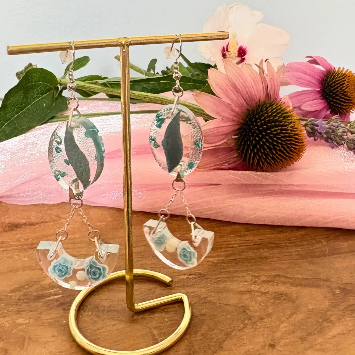 Boucles d'oreilles artisanale « Rosée Bleue » en résine, simili cuir et acier inoxydable
