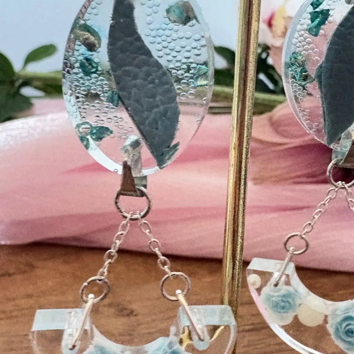 Boucles d'oreilles artisanale « Rosée Bleue » en résine, simili cuir et acier inoxydable