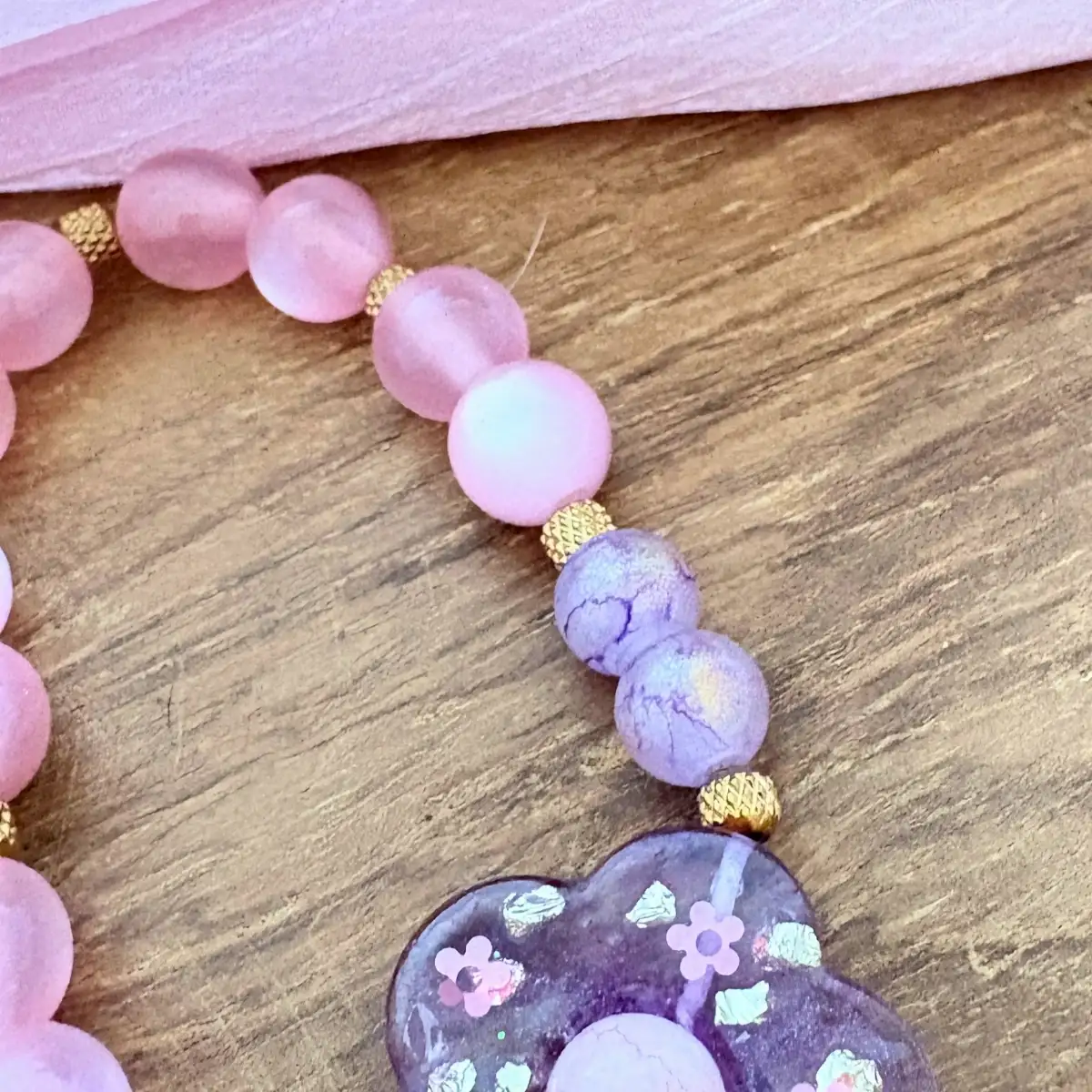 Bracelet artisanal "Fleur Violette Enchantée" en résine et perles