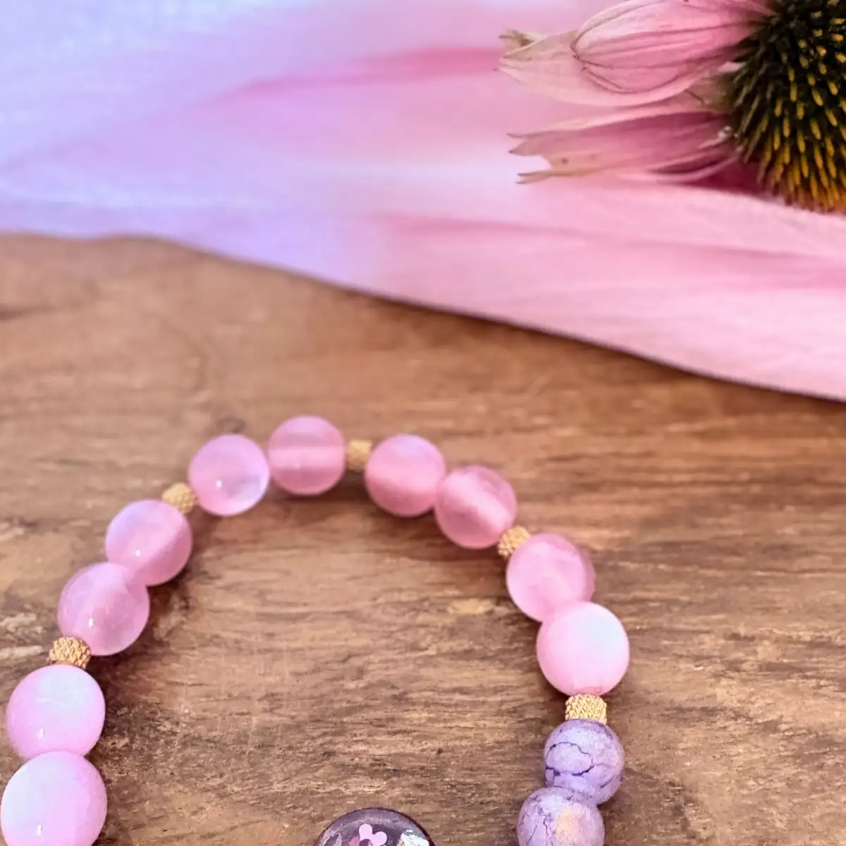 Bracelet artisanal "Fleur Violette Enchantée" en résine et perles