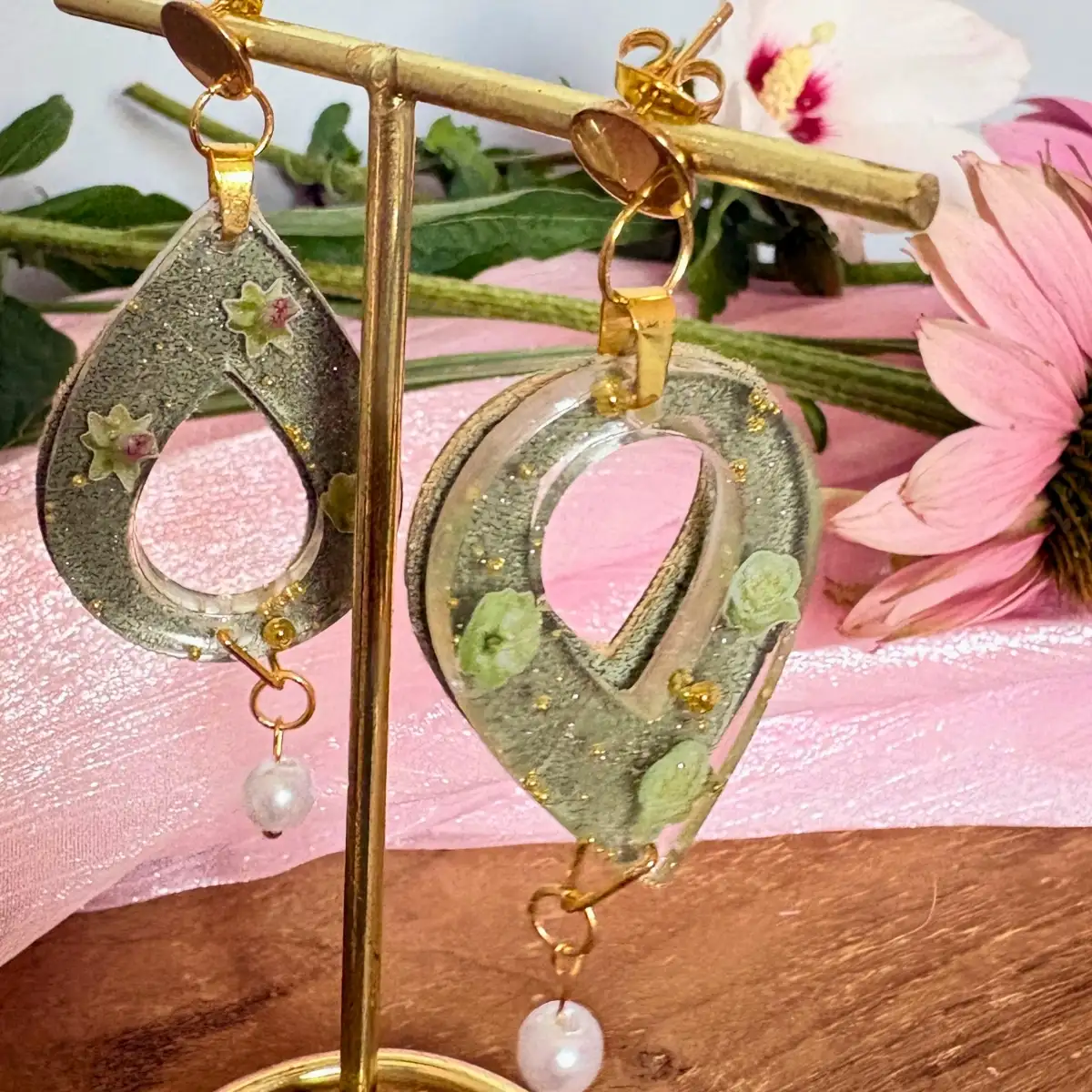 Boucles d'oreilles artisanales  "Douceur Botanique" en résine et simili cuir