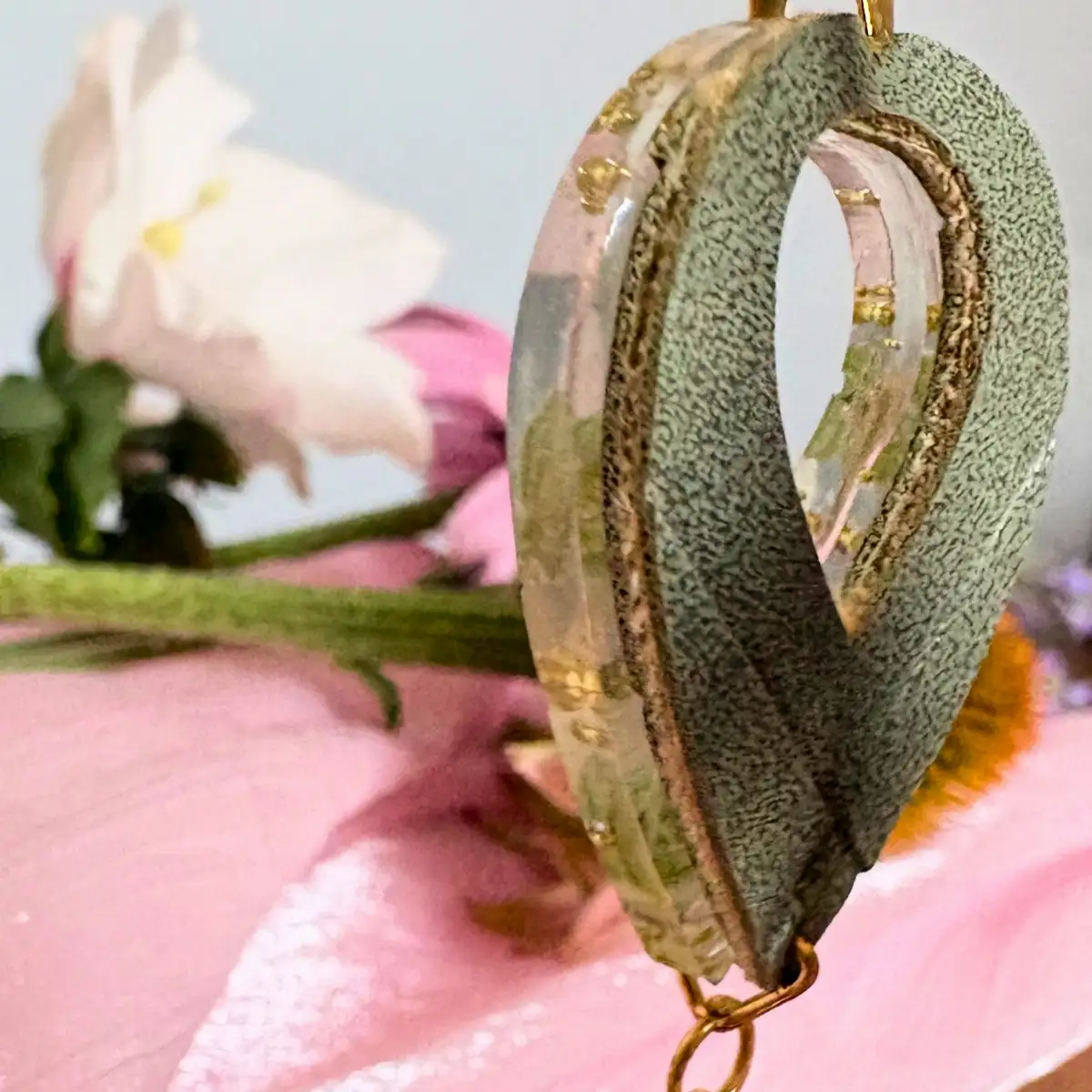 Boucles d'oreilles artisanales  "Douceur Botanique" en résine et simili cuir