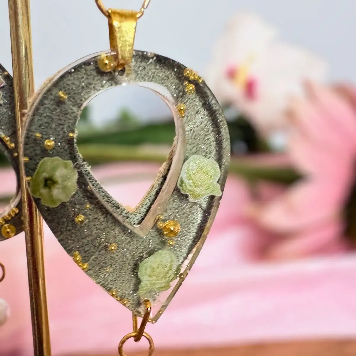 Boucles d'oreilles artisanales  "Douceur Botanique" en résine et simili cuir