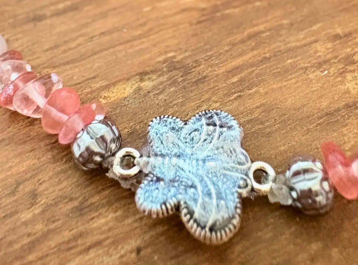 Bracelet artisanal "Envol de douceur"- Quartz rose, cristaux et papillon en résine nacrée