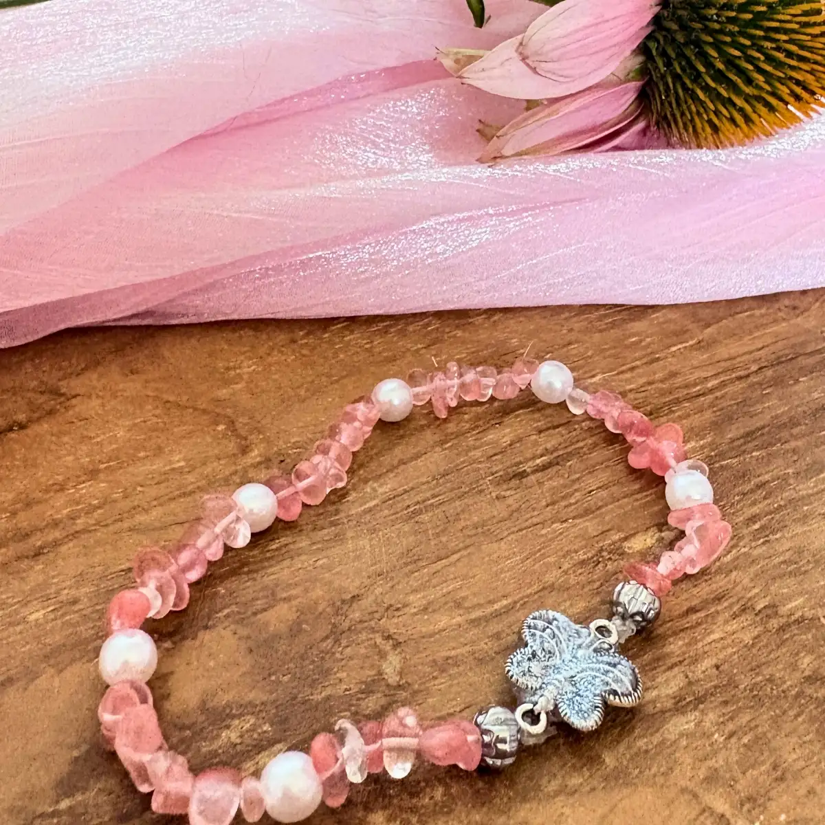 Bracelet artisanal "Envol de douceur"- Quartz rose, cristaux et papillon en résine nacrée