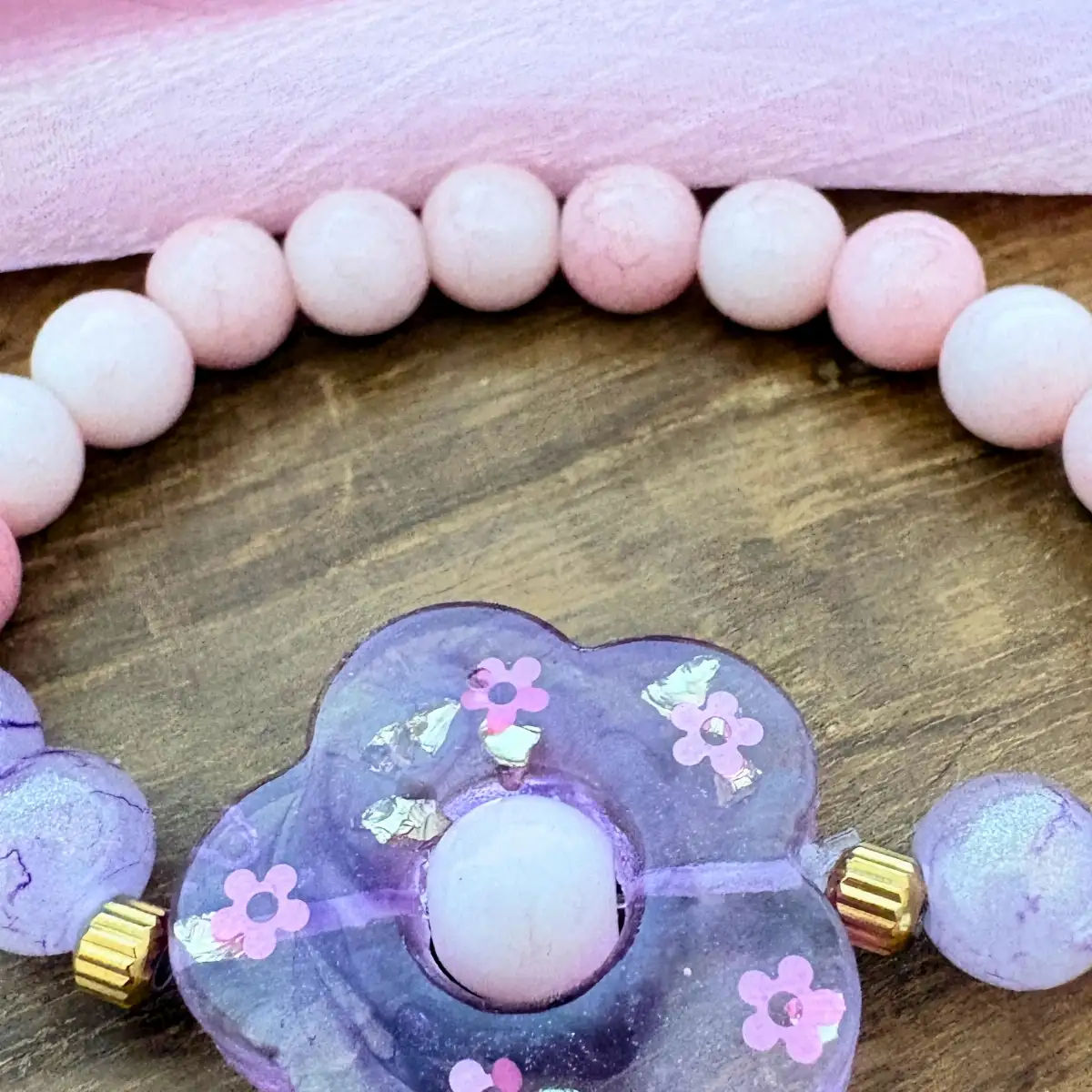 Bracelet artisanal  "Fleur Violette Rosée " en perles et résine