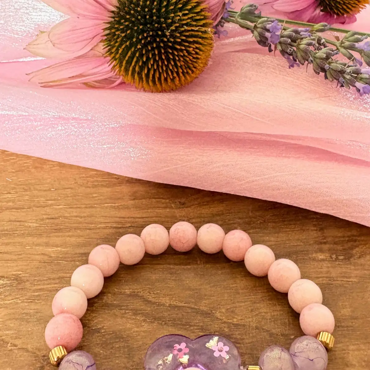 Bracelet artisanal  "Fleur Violette Rosée " en perles et résine