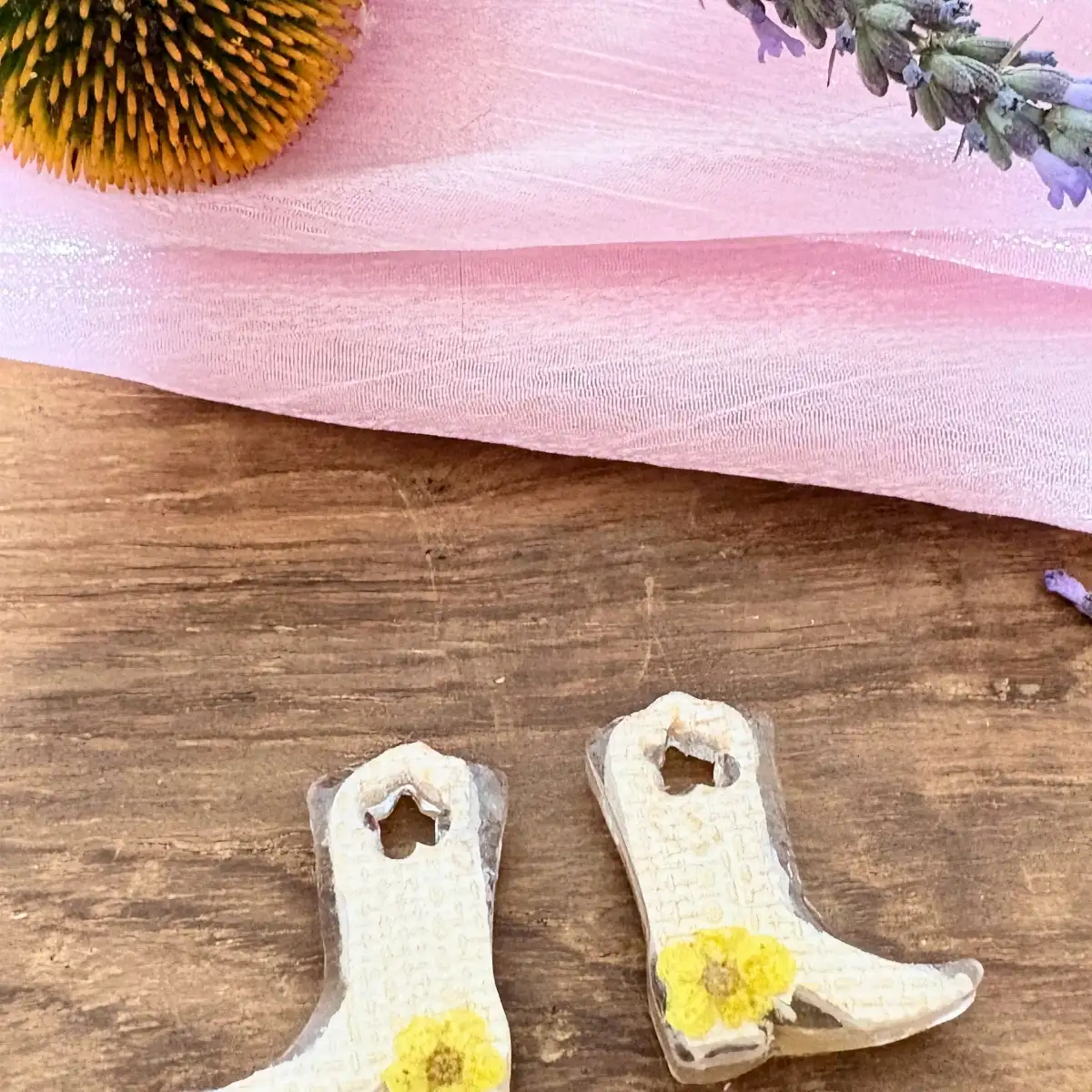 Pampilles interchangeables "Cow Girl Soleil" en résine, fleur séchée et simili cuir – Création artisanale