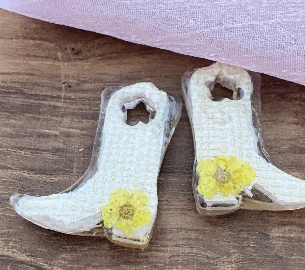Pampilles interchangeables "Cow Girl Soleil" en résine, fleur séchée et simili cuir – Création artisanale