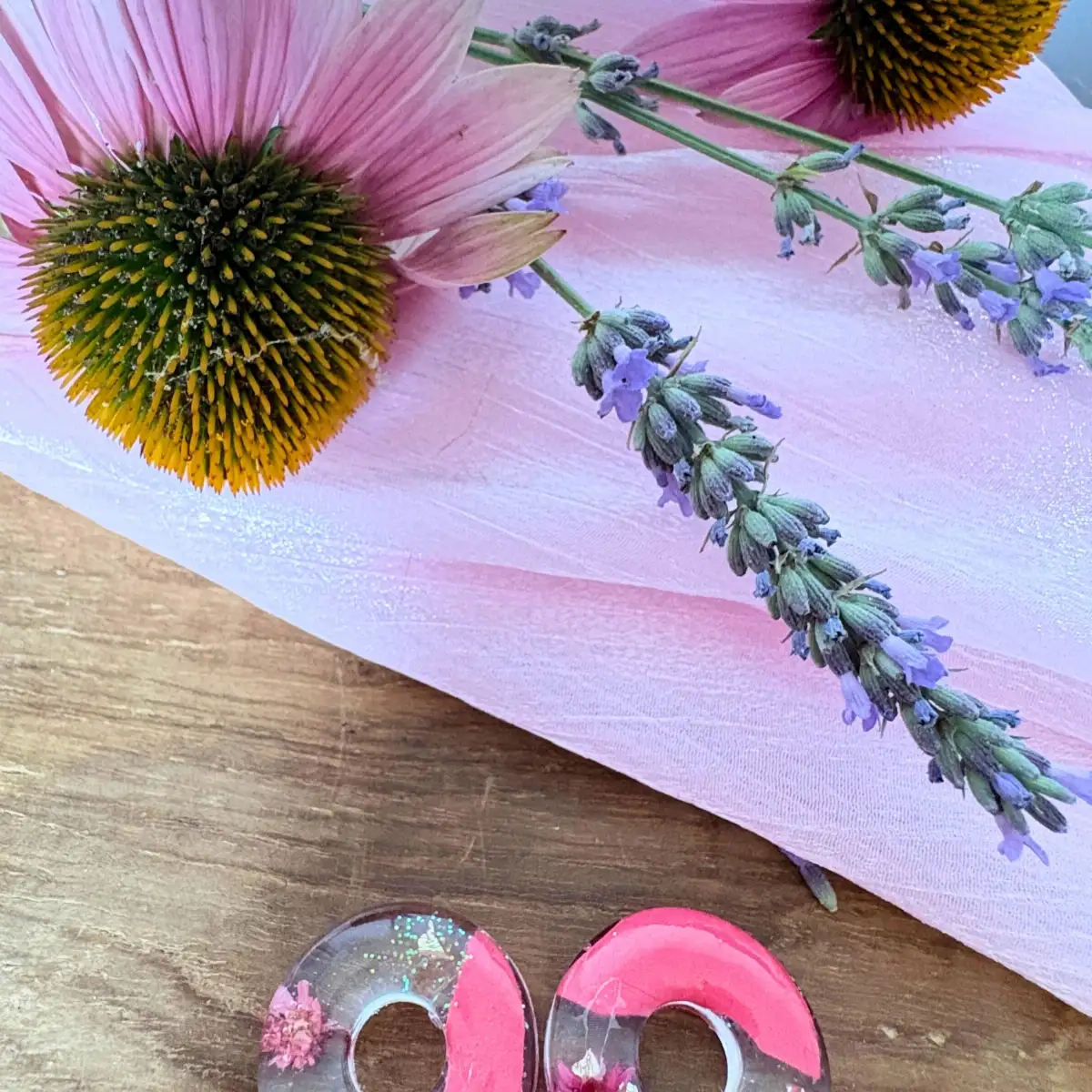 Pampilles interchangeables "Éclosion Rosée" en résine, Fleurs séchées et rose poudré - Bijou artisanal