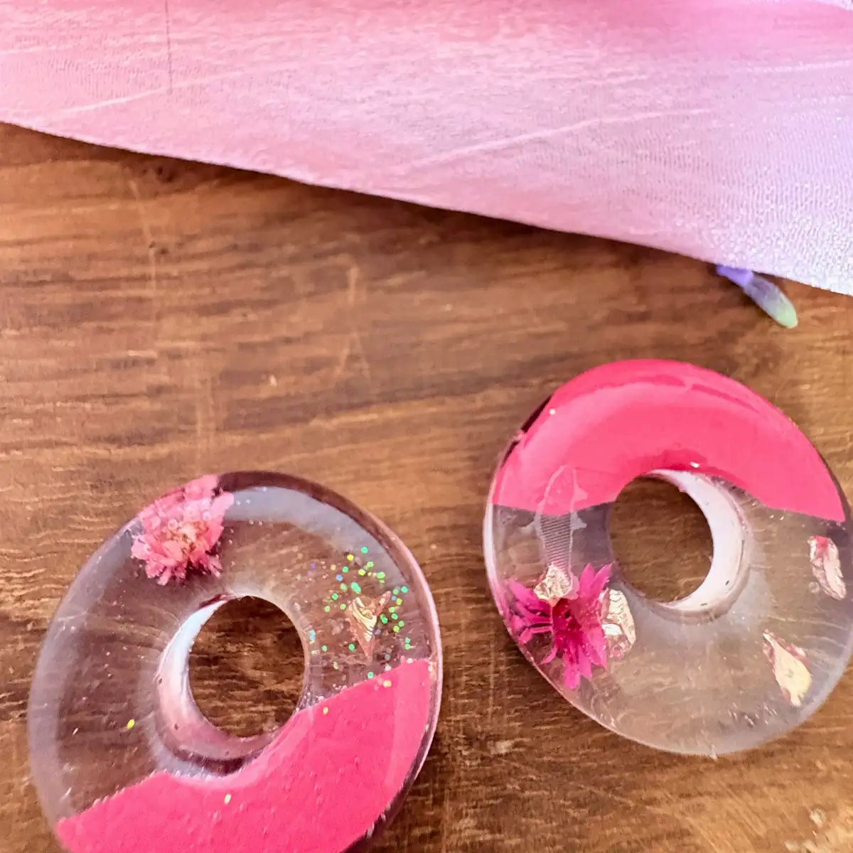 Pampilles interchangeables "Éclosion Rosée" en résine, Fleurs séchées et rose poudré - Bijou artisanal