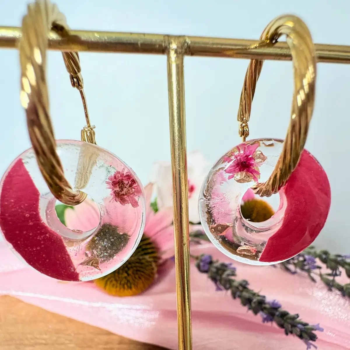 Pampilles interchangeables "Éclosion Rosée" en résine, Fleurs séchées et rose poudré - Bijou artisanal