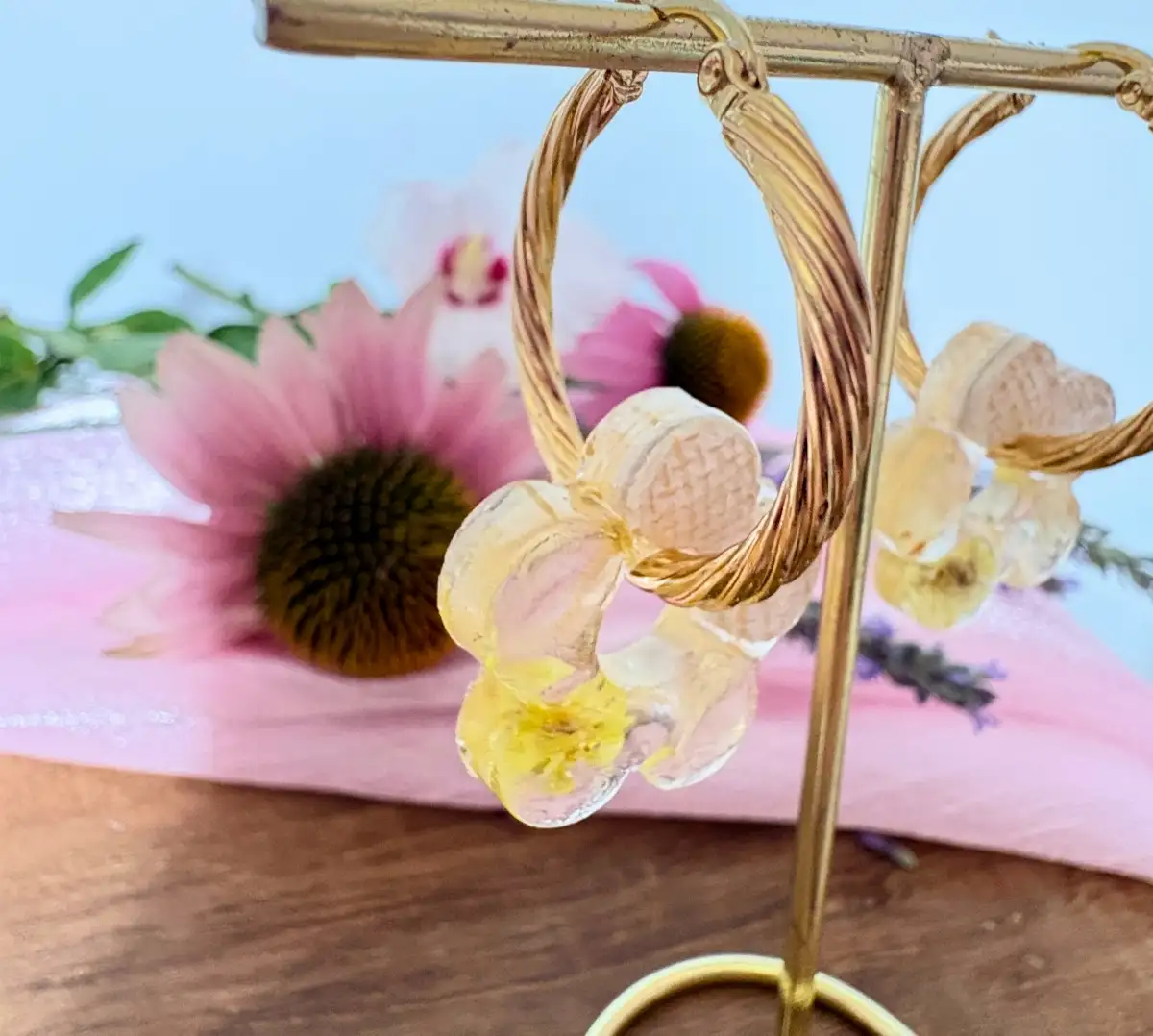 Pampilles interchangeables "soleil de printemps" - fleur en résine artisanale, Fleurs séchées jaunes et simili cuir