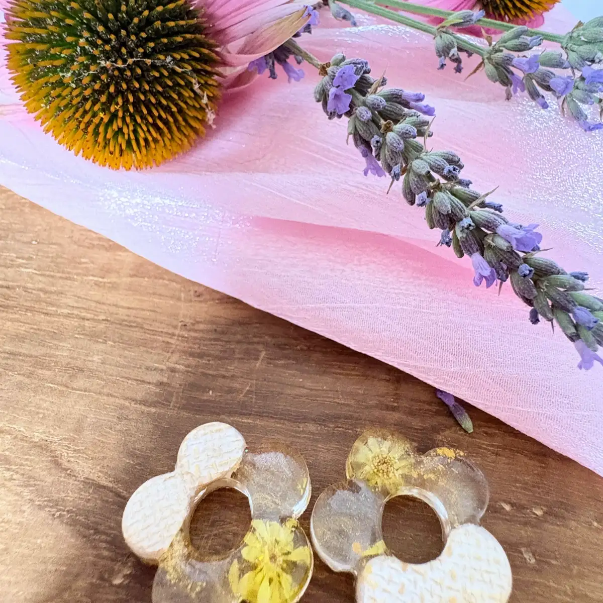 Pampilles interchangeables "soleil de printemps" - fleur en résine artisanale, Fleurs séchées jaunes et simili cuir