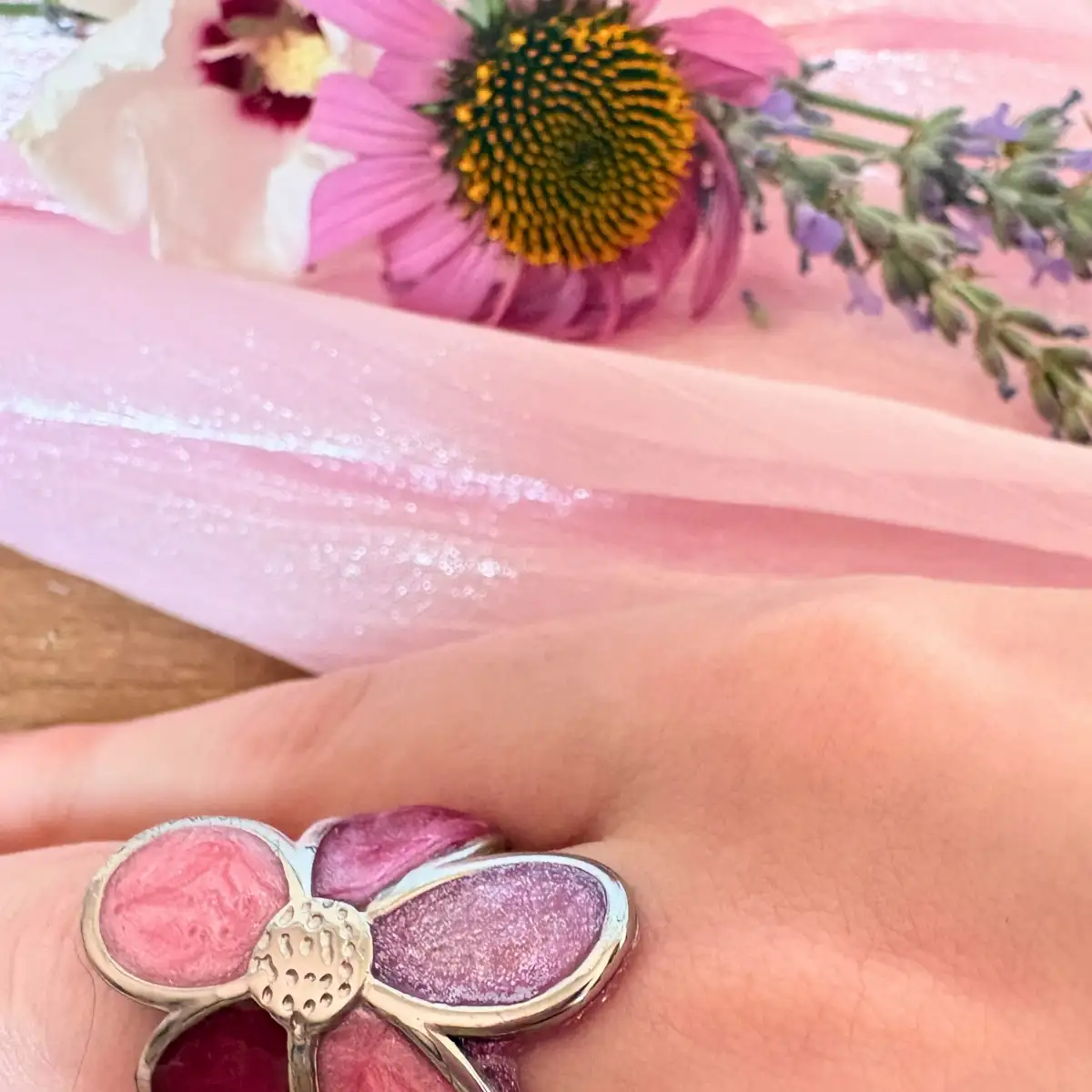 Bague artisanale "fleur éternelle" rose – Résine et acier inoxydable ajustable