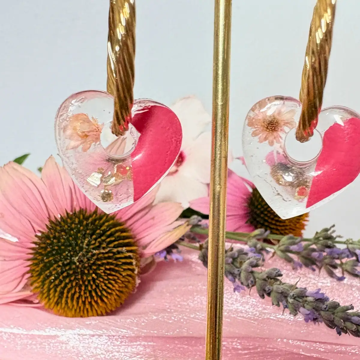 Boucles d’oreilles Cœur fleuri en résine et simili cuir – Acier inoxydable
