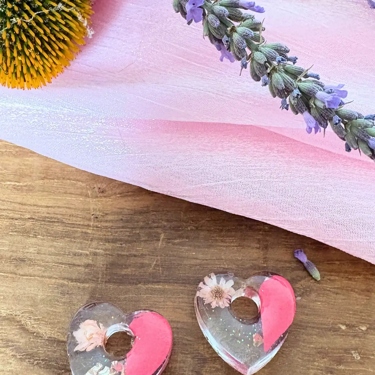 Boucles d’oreilles Cœur fleuri en résine et simili cuir – Acier inoxydable