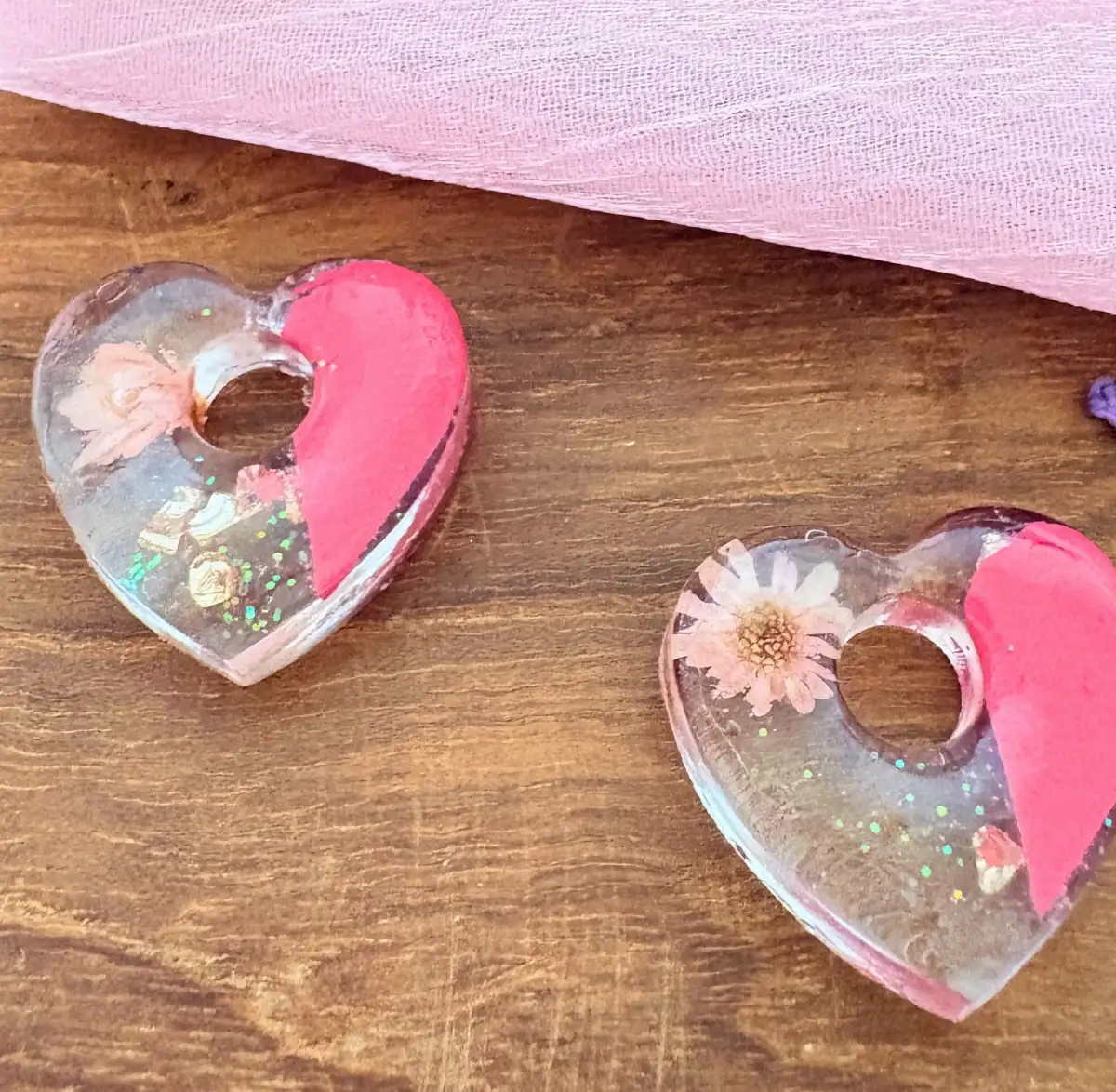 Boucles d’oreilles Cœur fleuri en résine et simili cuir – Acier inoxydable