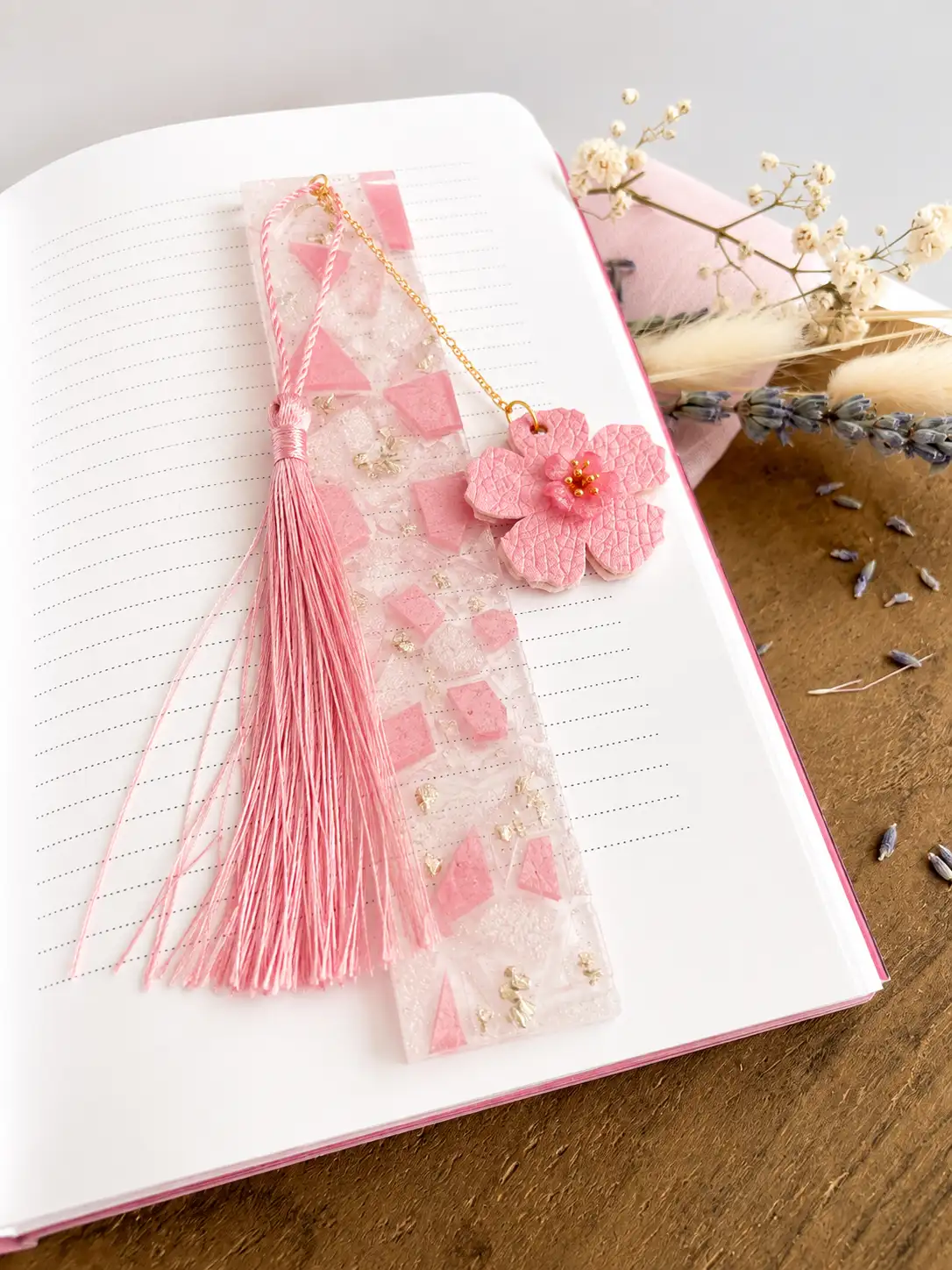 Marque-page artisanal en résine – Sakura rose et fleur en simili cuir – Création unique
