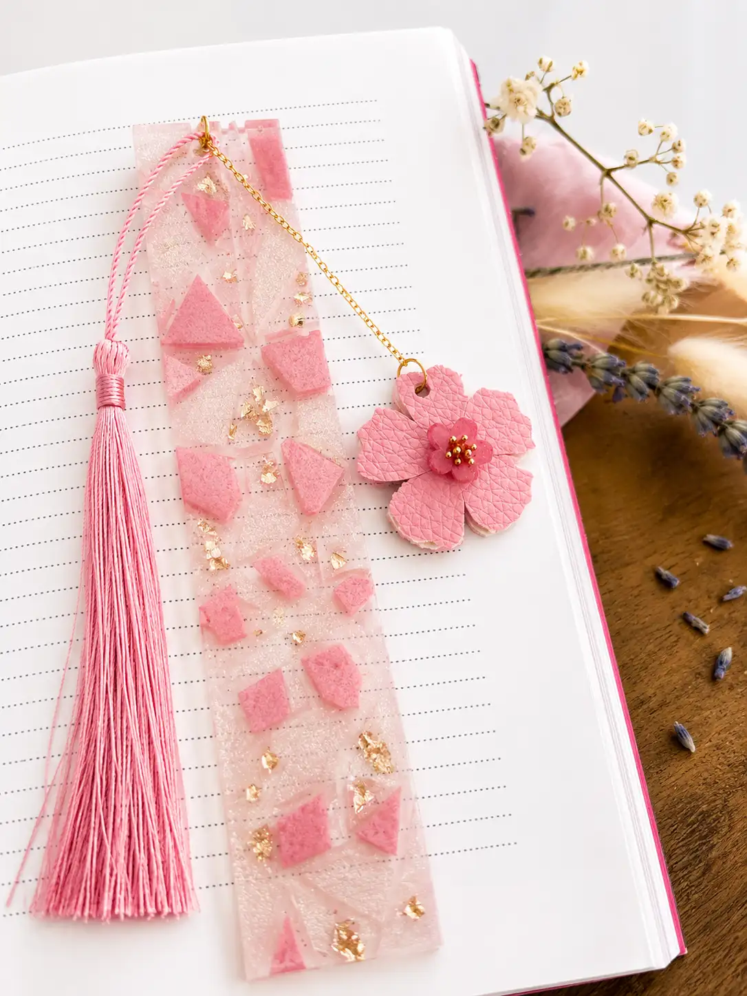 Marque-page artisanal en résine – Sakura rose et fleur en simili cuir – Création unique