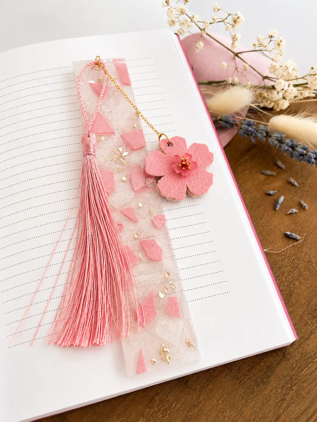 Marque-page artisanal en résine – Sakura rose et fleur en simili cuir – Création unique