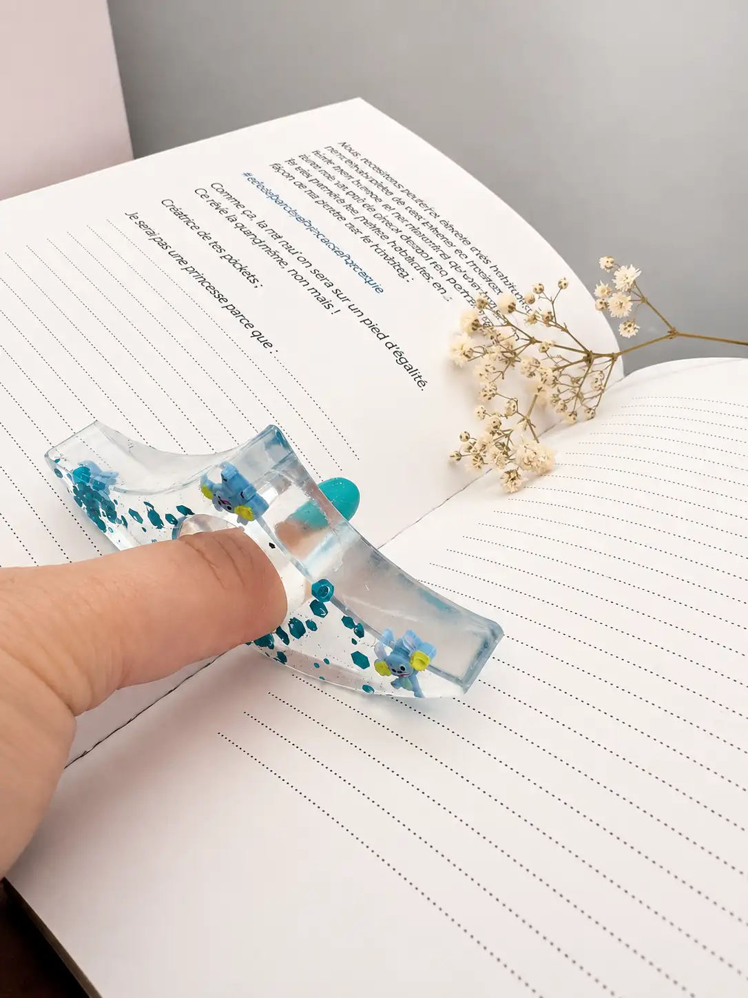 Bague de lecture en résine – Univers bleu pailleté et petits personnages – Fait main