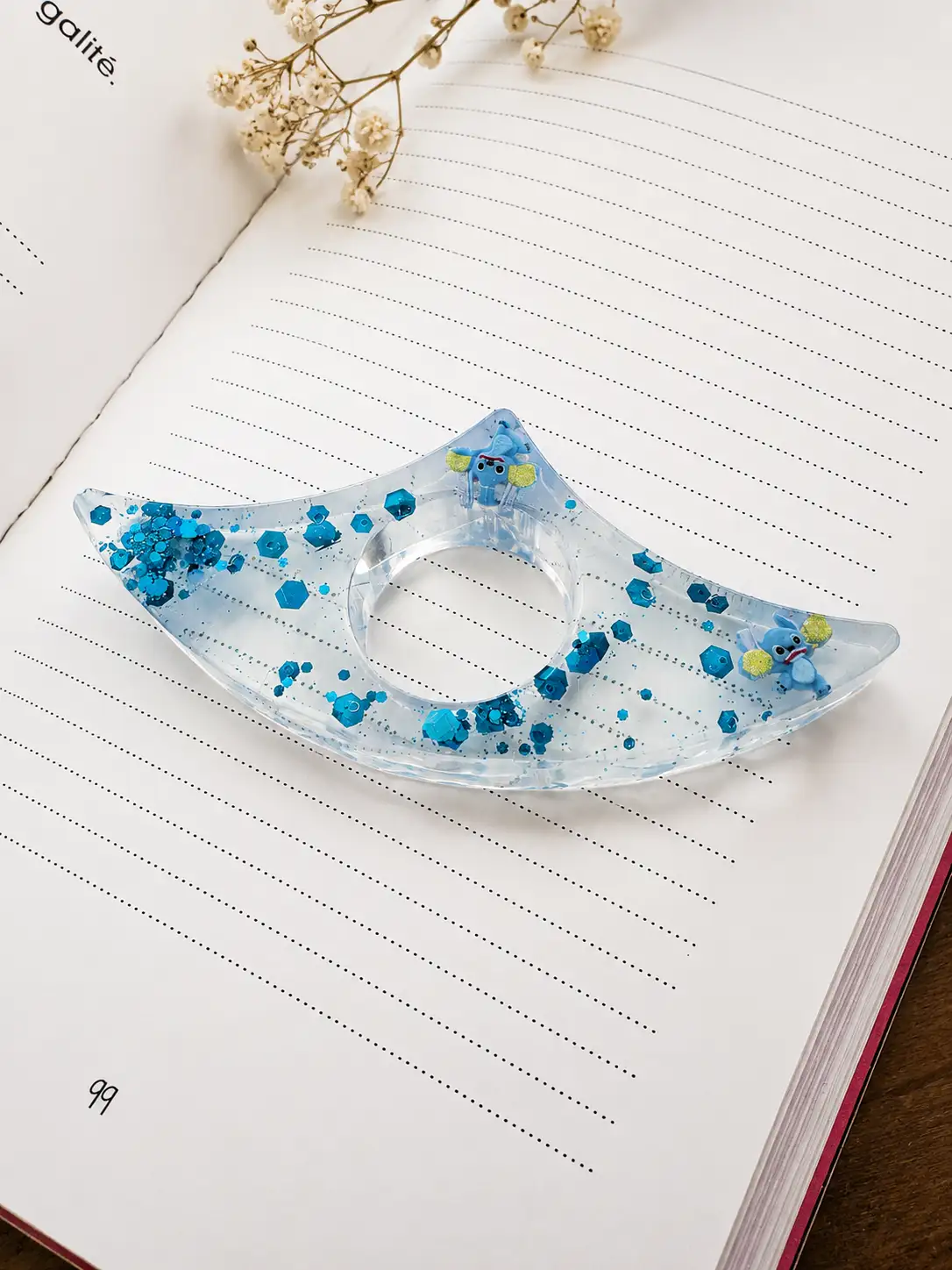 Bague de lecture en résine – Univers bleu pailleté et petits personnages – Fait main