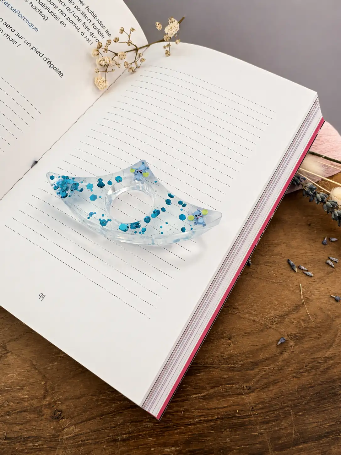 Bague de lecture en résine – Univers bleu pailleté et petits personnages – Fait main