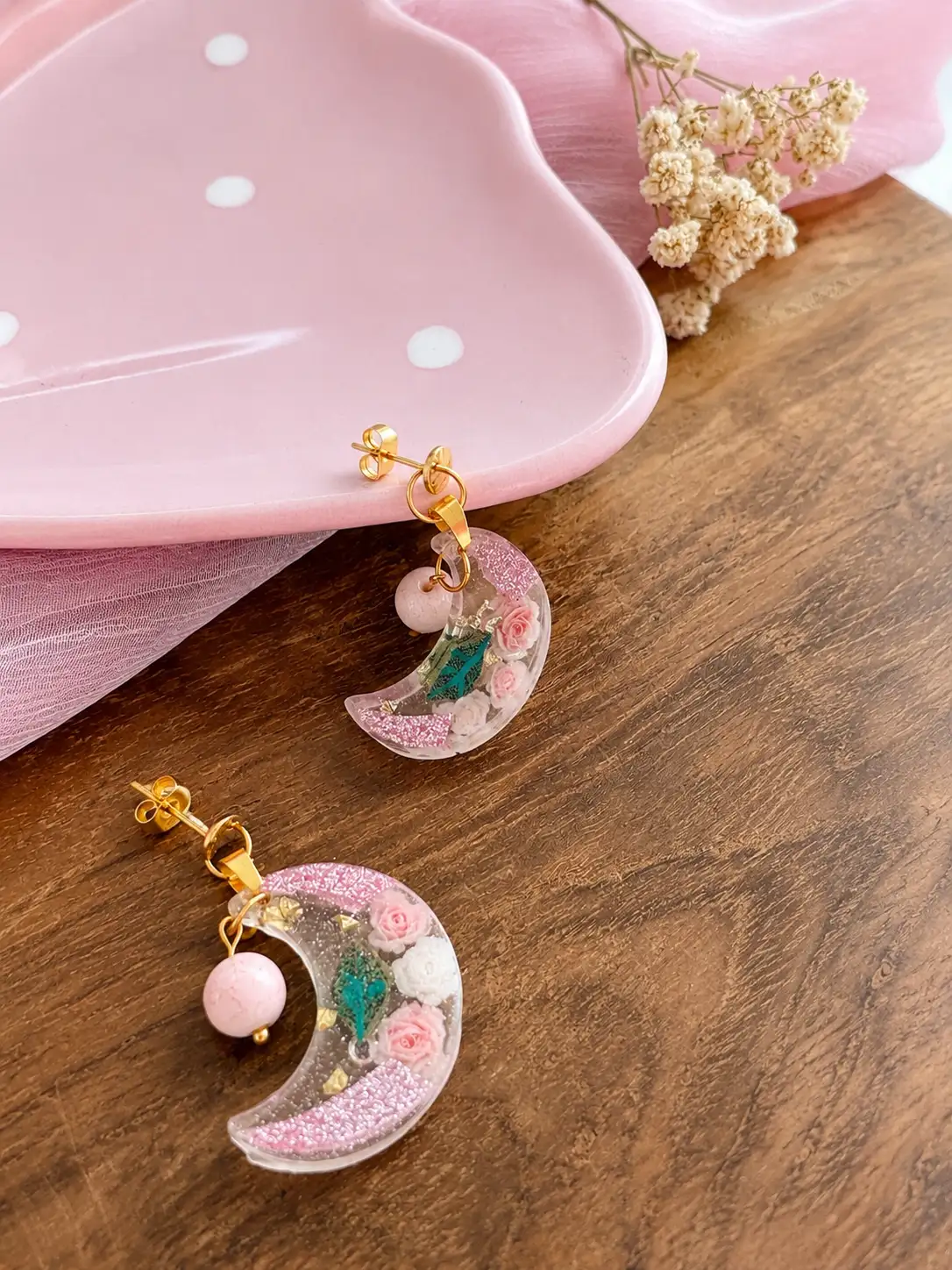 Boucles d'oreilles artisanales "Lune Enchantée" – Résine, fleurs et calcite rose