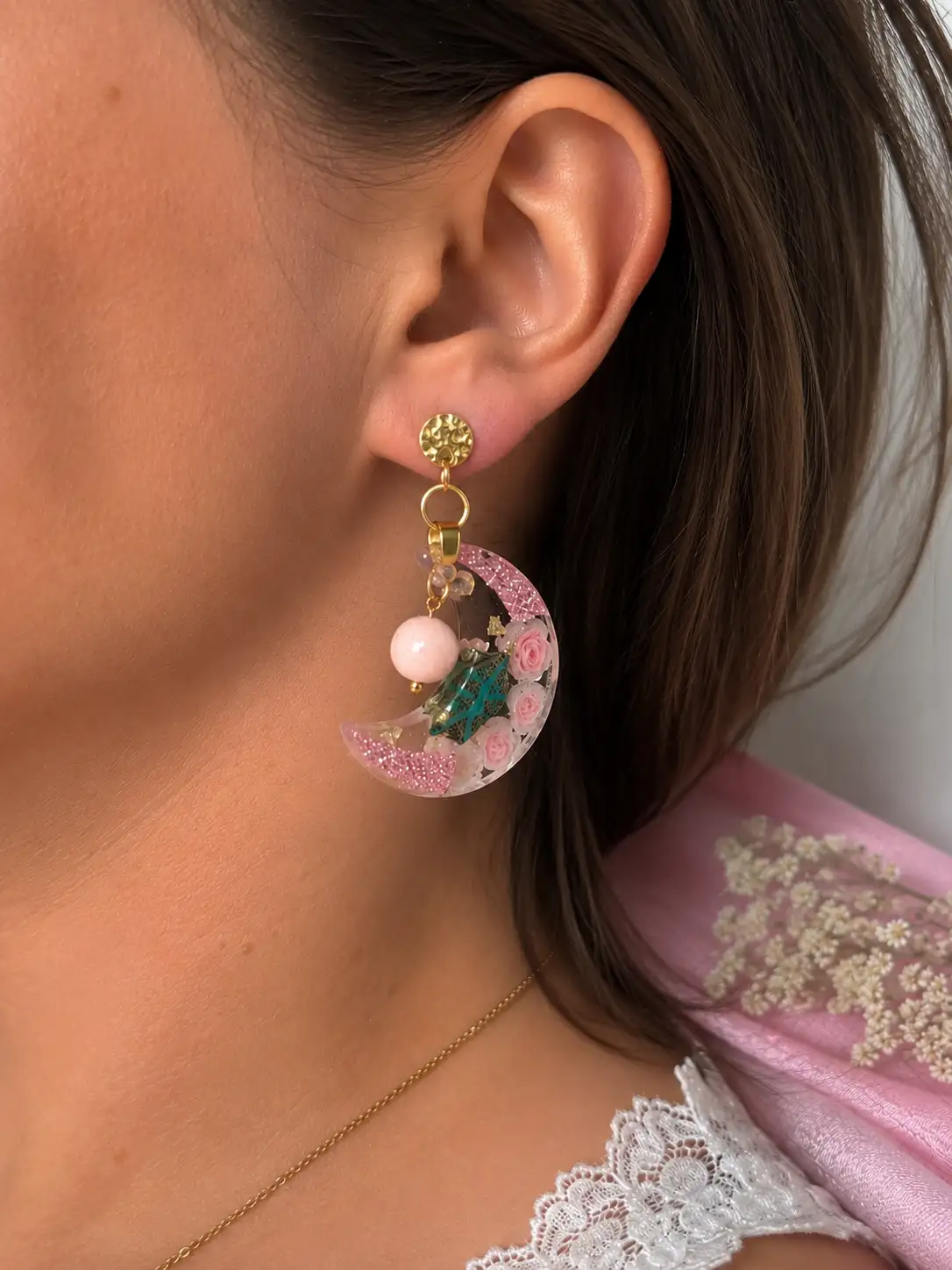 Boucles d'oreilles artisanales "Lune Enchantée" – Résine, fleurs et calcite rose