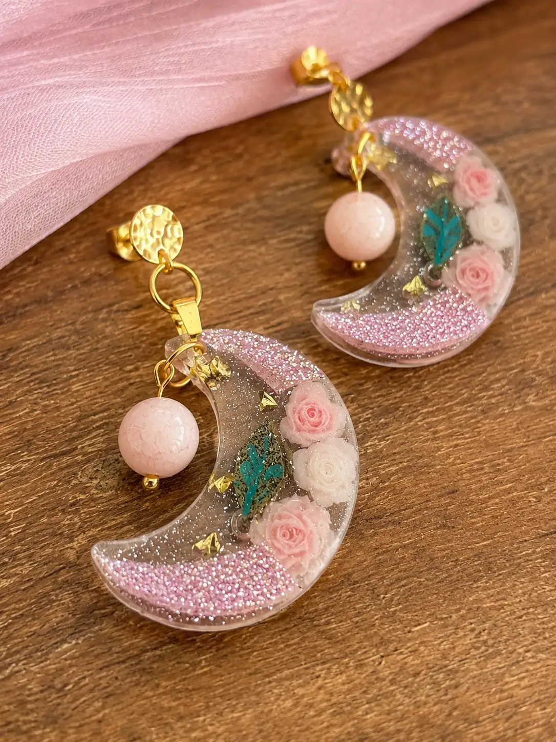Boucles d'oreilles artisanales "Lune Enchantée" – Résine, fleurs et calcite rose
