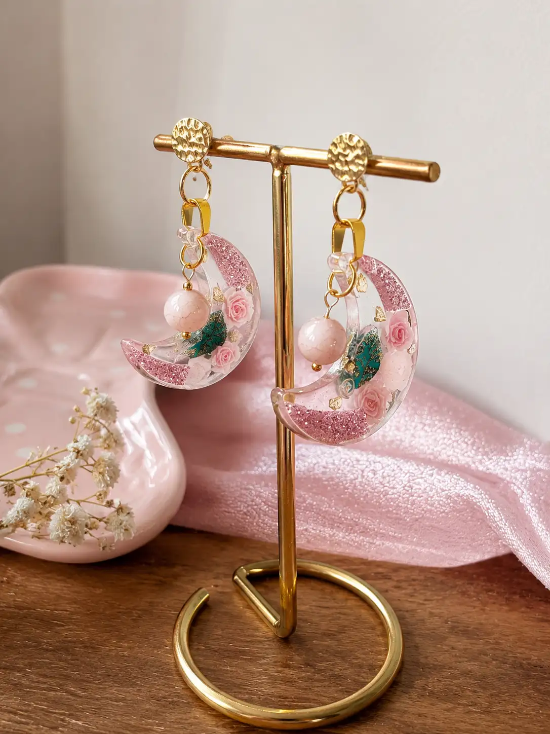 Boucles d'oreilles artisanales "Lune Enchantée" – Résine, fleurs et calcite rose
