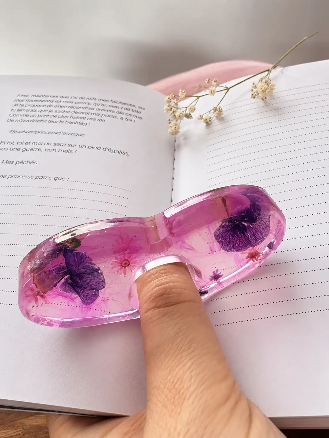 Bague de lecture artisanale "Les Fleurs de Sisi” en résine