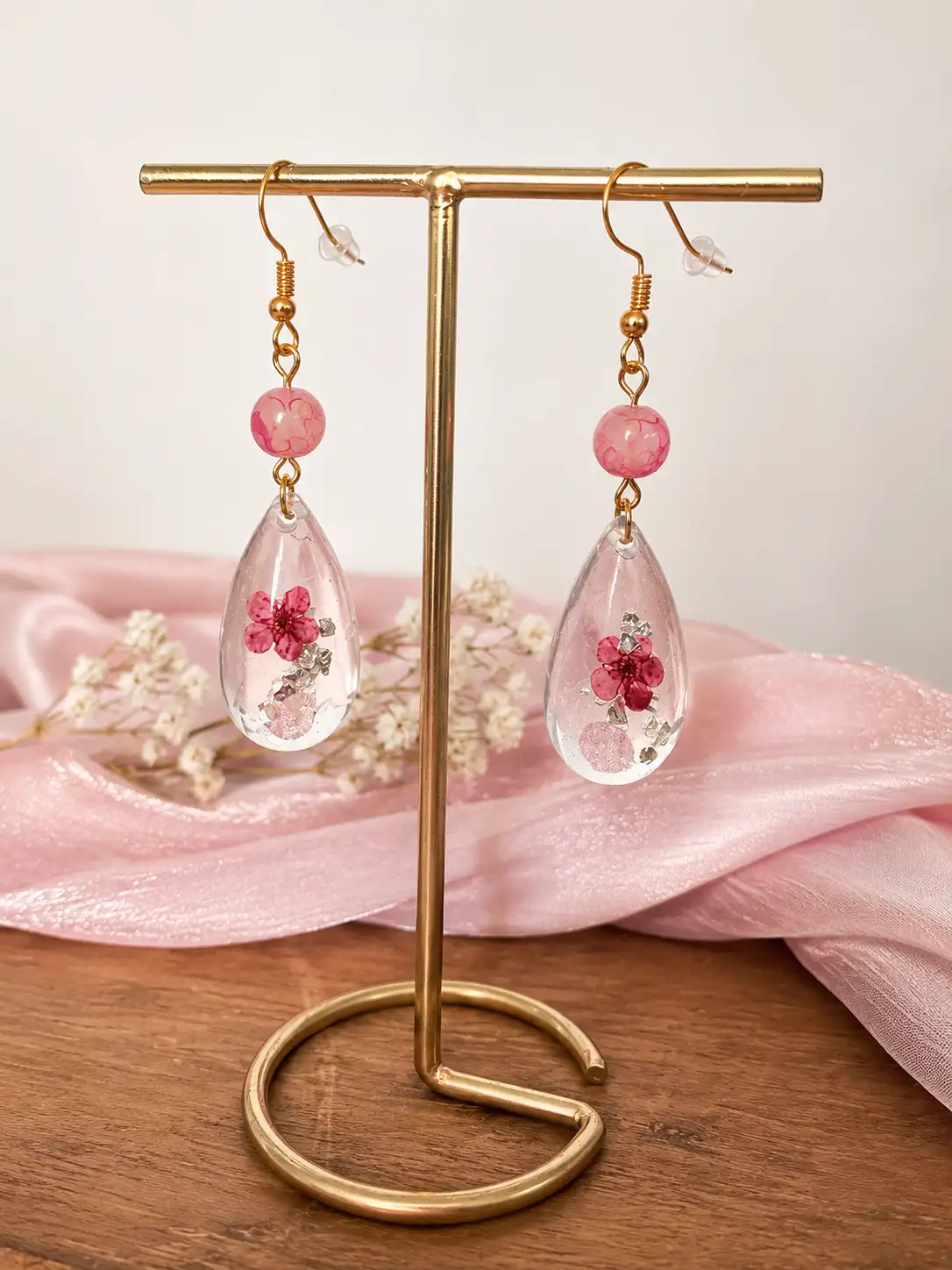 Boucles d’oreilles artisanales en résine et similicuir "Gouttes de Sakura"