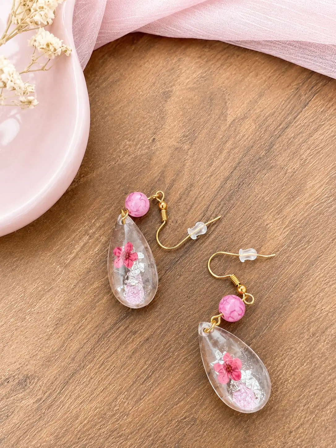 Boucles d’oreilles artisanales en résine et similicuir "Gouttes de Sakura"