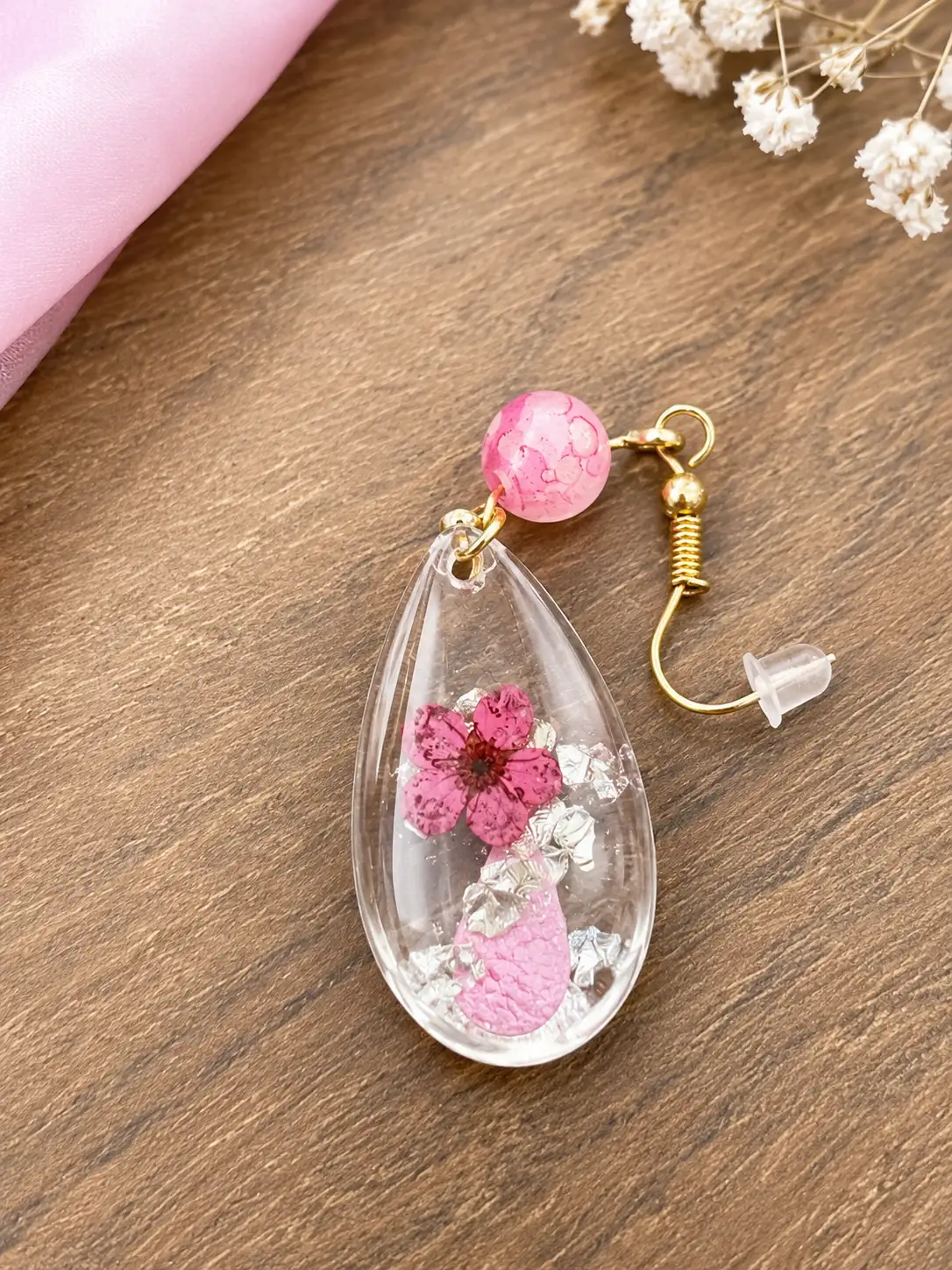 Boucles d’oreilles artisanales en résine et similicuir "Gouttes de Sakura"