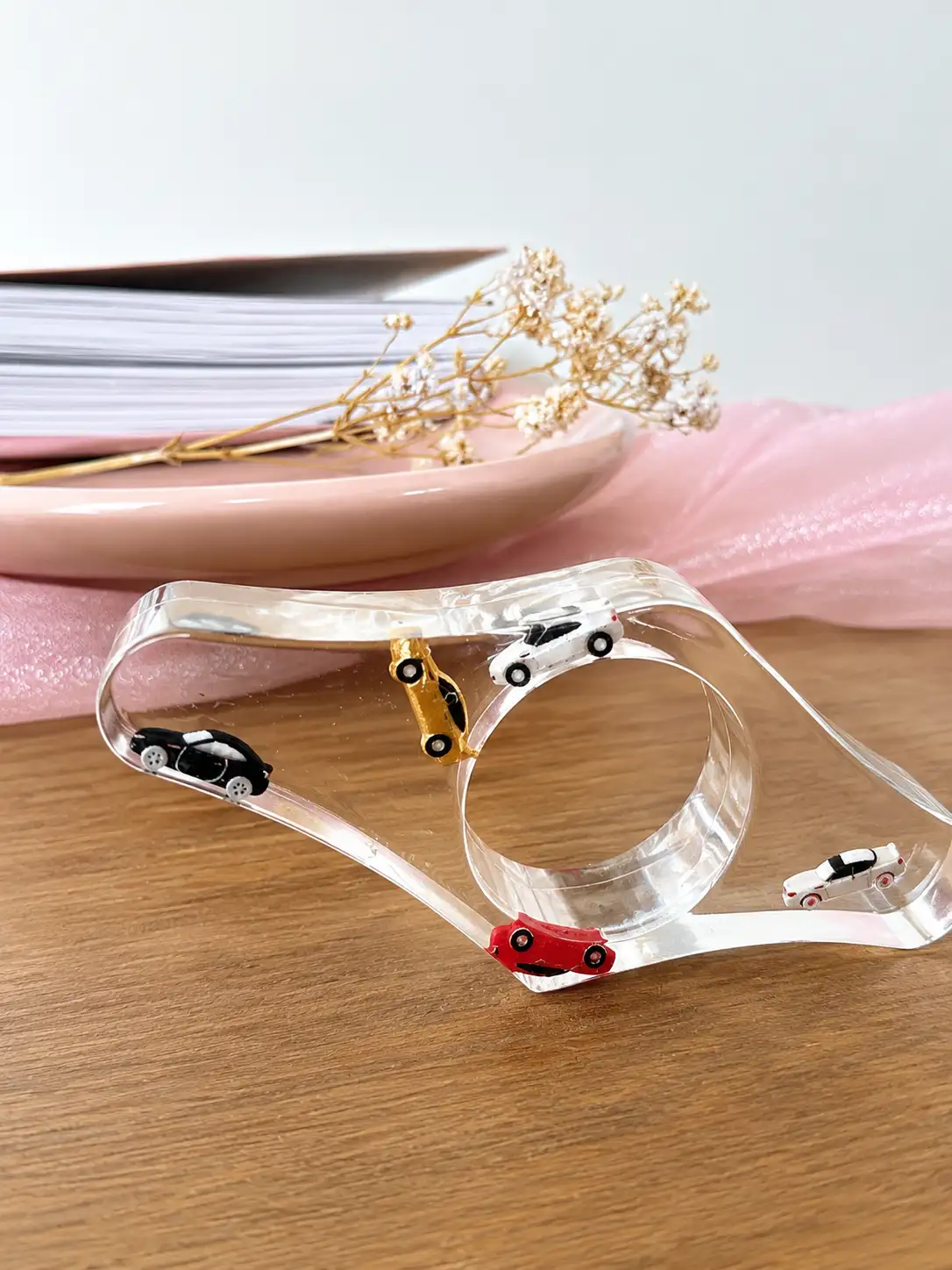 Bague de lecture en résine avec mini voitures – Accessoire de lecture artisanale