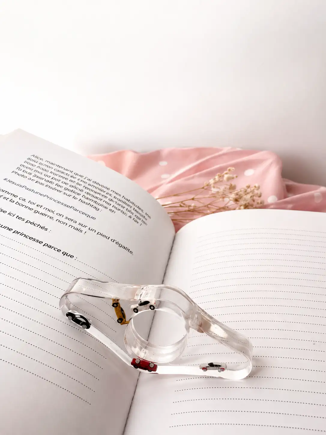 Bague de lecture en résine avec mini voitures – Accessoire de lecture artisanale