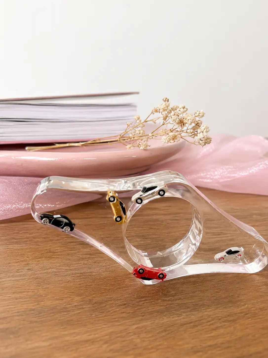 Bague de lecture en résine avec mini voitures – Accessoire de lecture artisanale