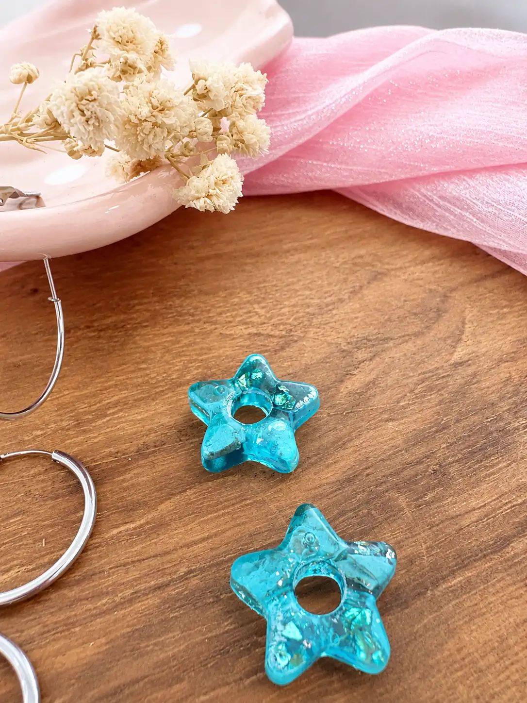 Boucles d'oreilles Pampilles interchangeables en résine et similicuir « Étoiles Lagon »