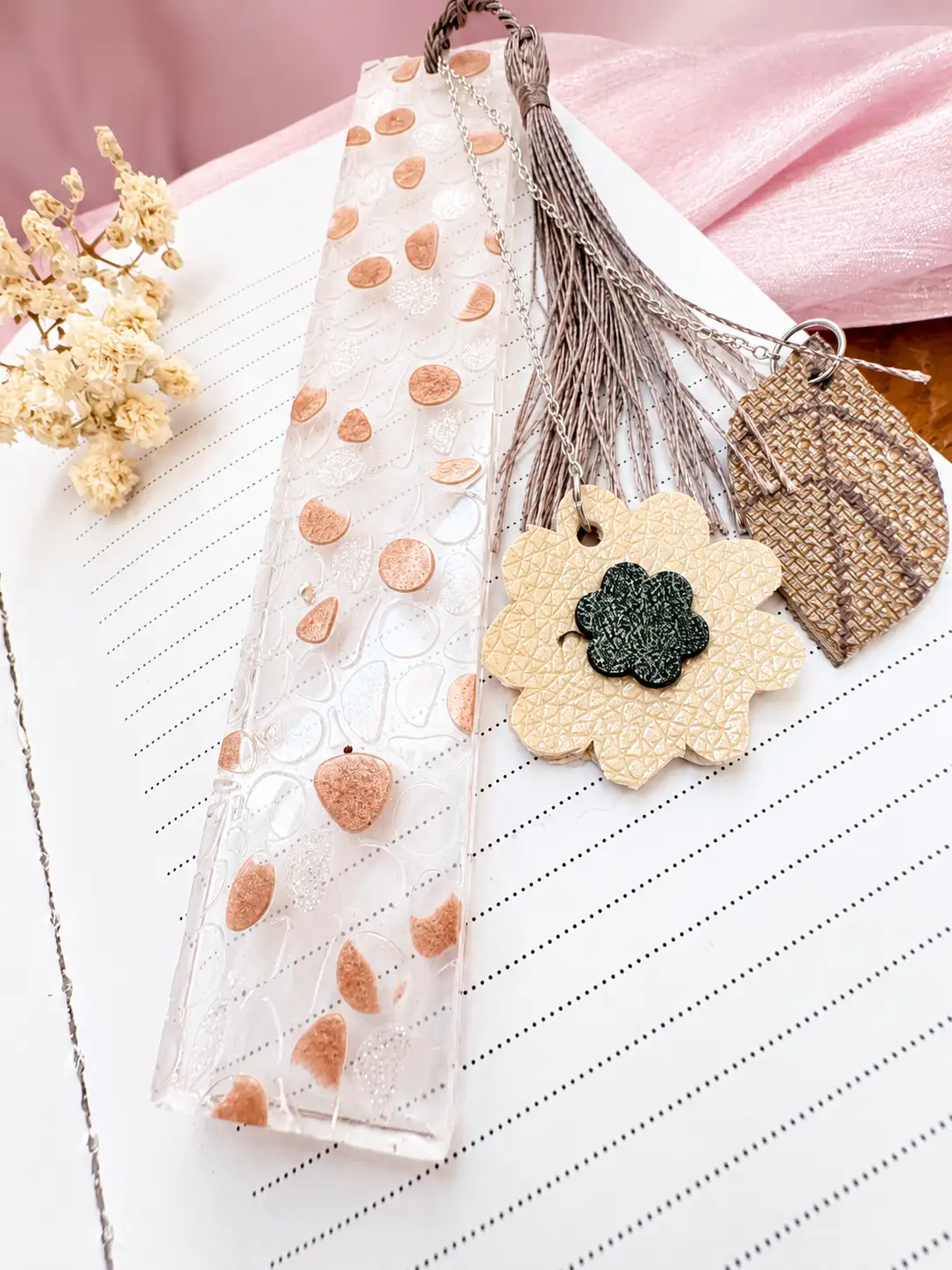 Marque-page artisanal en résine – Fleur & feuille en simili cuir -Élégance florale